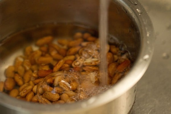 rinsing the soaked rajma with fresh water